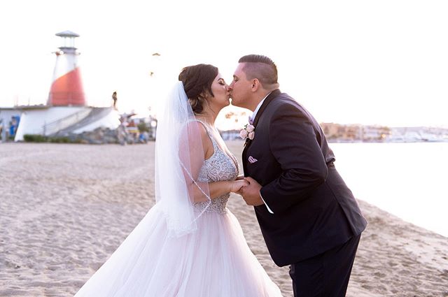 Happy One Month to @nataliemccarty_ and @nick.mccarty_ 💖 💍
Amazing Vendor Team:
Venue: Marina Park (@cityofnewportbeach )
Photographer: Jessica Elizabeth Photographers (@jessicaelizabethphoto ; @Rob_tran ; @joel_austell )
Cinematographer: Kalet Productions (@kaletcinema)
Coordinator: Grace & Gold Events (@graceandgoldevents)
Hair & Make-Up: Swell Beauty (@swellbeauty)
Officiant: Great Officiants (@greatofficiants)
Floral: Bella Blooms (@bellabloomsfds)
DJ: Livinh Events (@djlivinh)
Men's Attire: Friar Tux (@Friar Tux)
Catering: Lighthouse Cafe (@lighthousecafenb)
Wedding Gown: Bellasposa Bridal (@bellasposawedding)
Hair Extensions: Bellami Hair (@bellamihair)
Dress: @essenseofaustralia