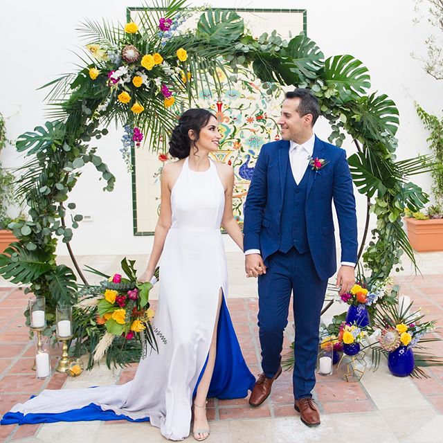 I hope your weekend is filled with Tropical Days and fun happy nights 🏝😀 Planner @graceandgoldevents
Photo @jessicaelizabethphoto @rob_tran
Cinematography @kaletcinema @rob_tran
Venue @laventuraeventcenter
Stationary @willemina_typography
Calligraphy @lavenderandsea
Florals @bellabloomsfd
Men's Attire @stitchandtie
Bridal Gown @kirstenpaige
Cake @plumeriacakestudio
Rentals @bakerparty
Beauty Concierge @elwynnandcass
Hair and Makeup @shear_chic
Models @yasminatassi (Yasmin and Abdo)
Featured on @cakeandlace_
