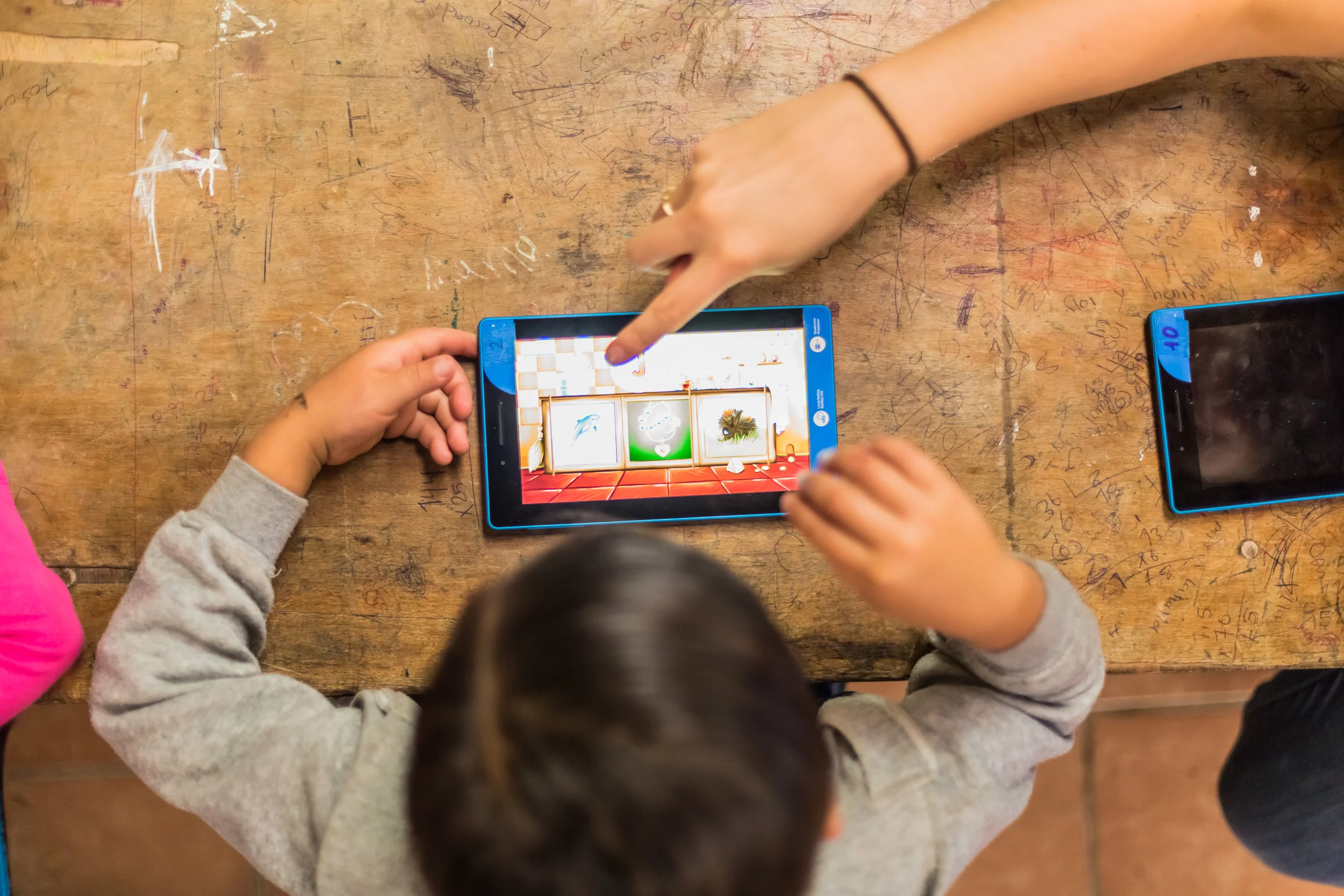 Project-Alianza-Student-With-Tablet.jpg
