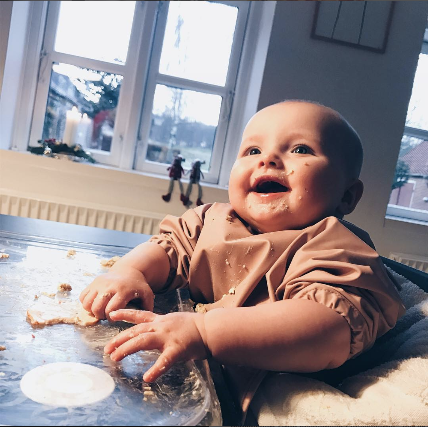 Sådan en størrelse her (vores datter, Ester, her knap 6 måneder gammel) tager en del af opmærksomheden ved aftensbordet.