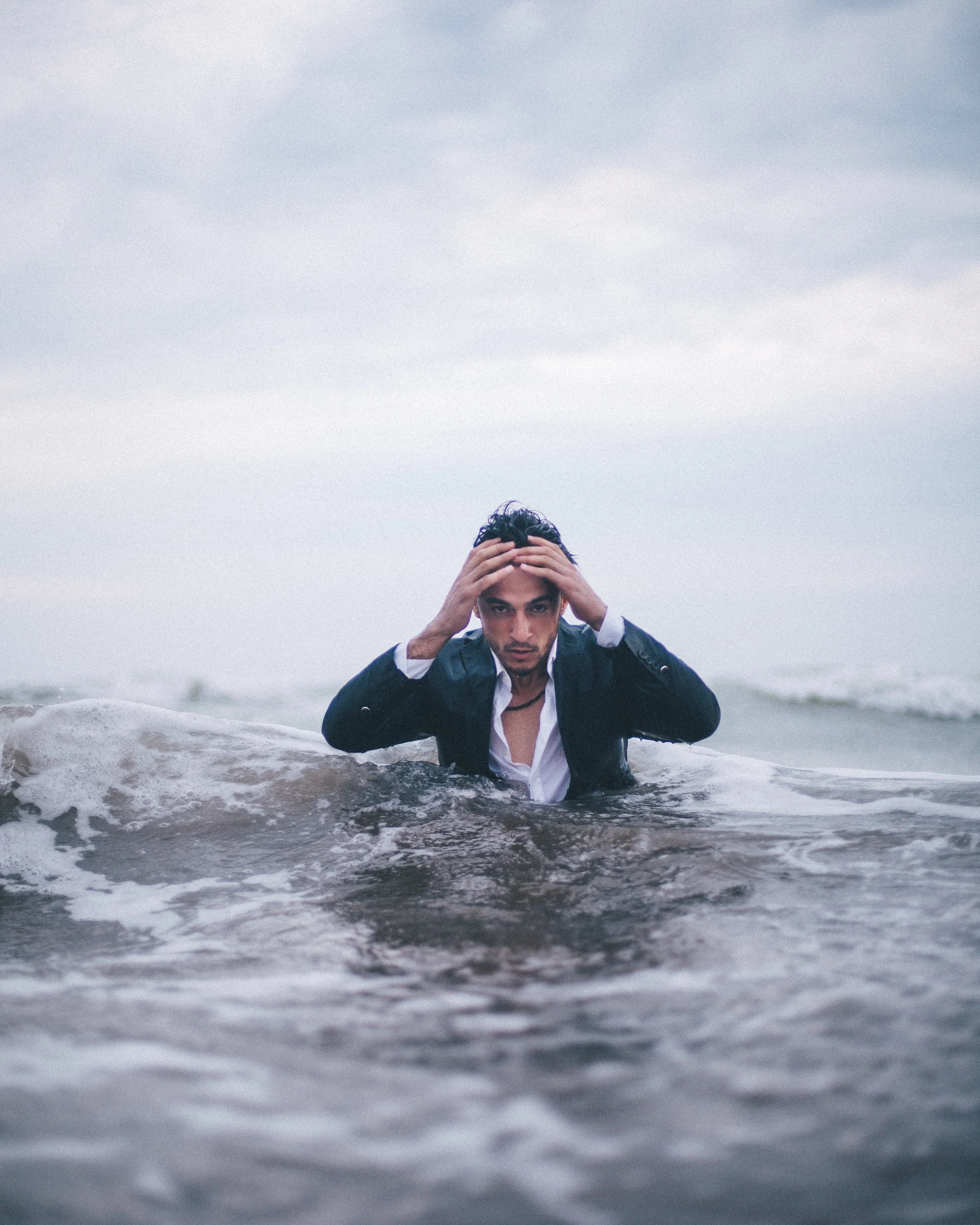 At få arbejds- og familieliv til at fungere, kan nemt skabe en konstant følelse af indre splittelse og en frygt for at drukne i det hele. Foto: Mubariz Mehdizadeh via Unsplash