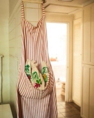 We have been waiting to remind all of our Sal del Mar friends about our Very Veggie hand-embroidered bags designed for veggie lovers. Inside It's really our same gourmet sea salt we are know for and use in everyday cooking and crusting the rim of a c