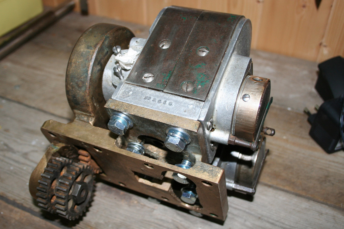 Anordningen for synkronisering av de to tenningssystemene var helt, foruten selve magnetene som. Nå er to Bosch ZEV 42 grader magneter på plass.