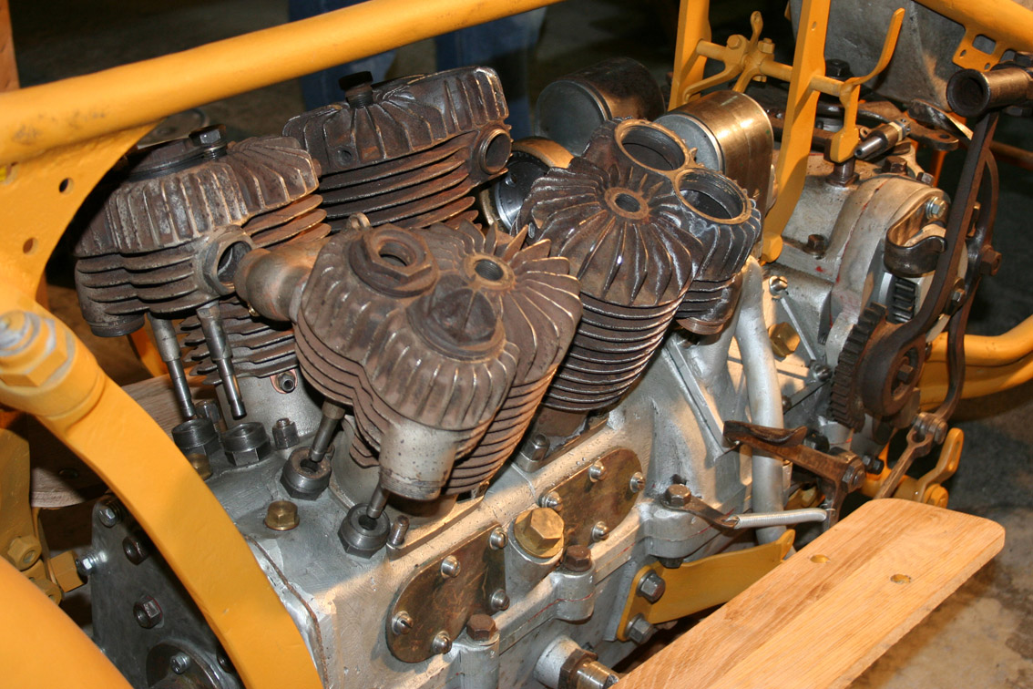 Spanjola 2000ccm igjen! Den manglende bakre rekken er erstattet med et sett "nye" 1919 modell Indian Powerplus cylindere.