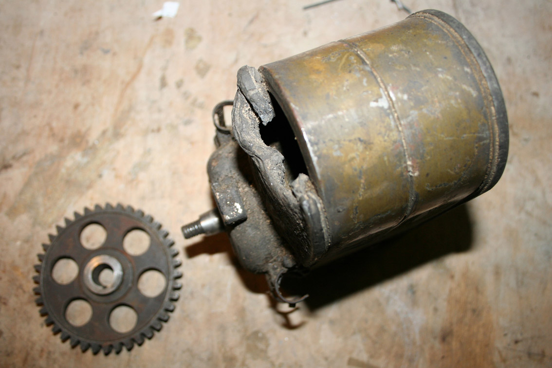 En av orignalmagnetene. Aluminiumen smeltet antagelig da rammen ble kuttet opp med brenner. Det kan forklare hvorfor ikke motoren fikk nytt liv etter hugging.