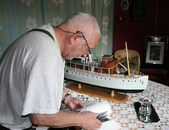 På besøk hos ekteparet Mogen i 2010. I bakgrunnen Olavs modell av DS Tinn (1), som sank ved sjøsettingen på Tinnsjøen i 1910