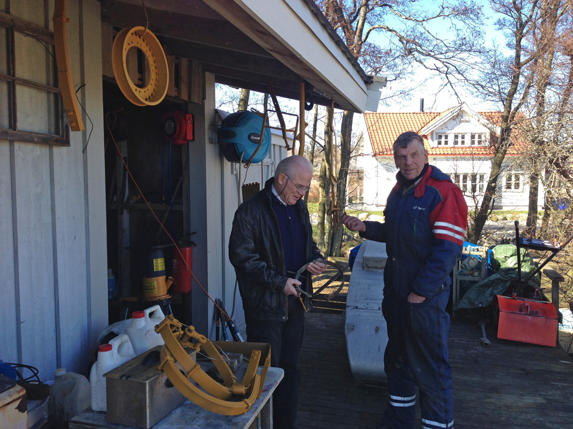 Kjell og Bjørn G. på Asmaløy 2. april 2015. Restaurerte og nylagde deler til sidevogna til tørk etter behandling med påskegul grunning.