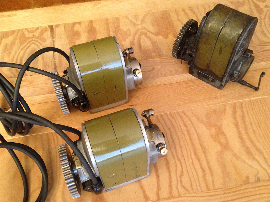 Magneter ferdig overhalt med ny gnist! Til høyre ses en av sykkelens opprinnelige magneter. Berling magnetens hus av sink/aluminium legering har delvis smeltet, antagelig som resultat av at motoren ble kappet fra rammen med skjærebrenner en gang i tiden.