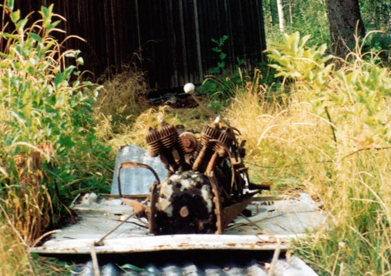 Motoren trekkes frem fra krattet på et bilpanser i 1994