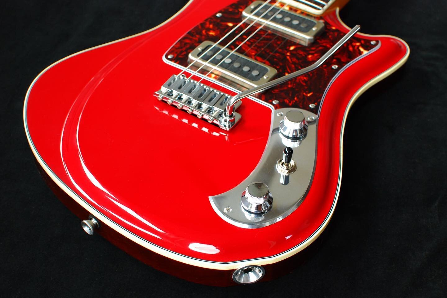 This Dakota Red Magretti is on its way to @themusicemporium ! It features a swamp ash body, birdseye maple neck and custom Gemini LM (large magnet) single coils&diams;️♨️🪓🧨
.
.
.
.
.
#guitar #guitarist #guitarplayer #guitars #guitarsolo #guitarsdai