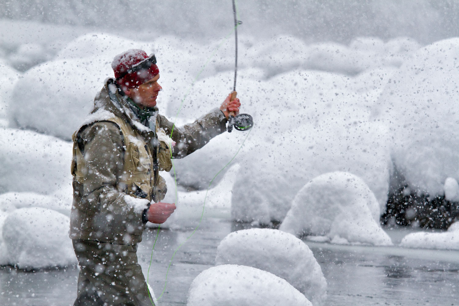  Lifestyle: Chris Solomon fly fishing in the snow, South Fork of the Stillaguamish River, Mt. Baker-Snoqualmie National Forest, Washington 