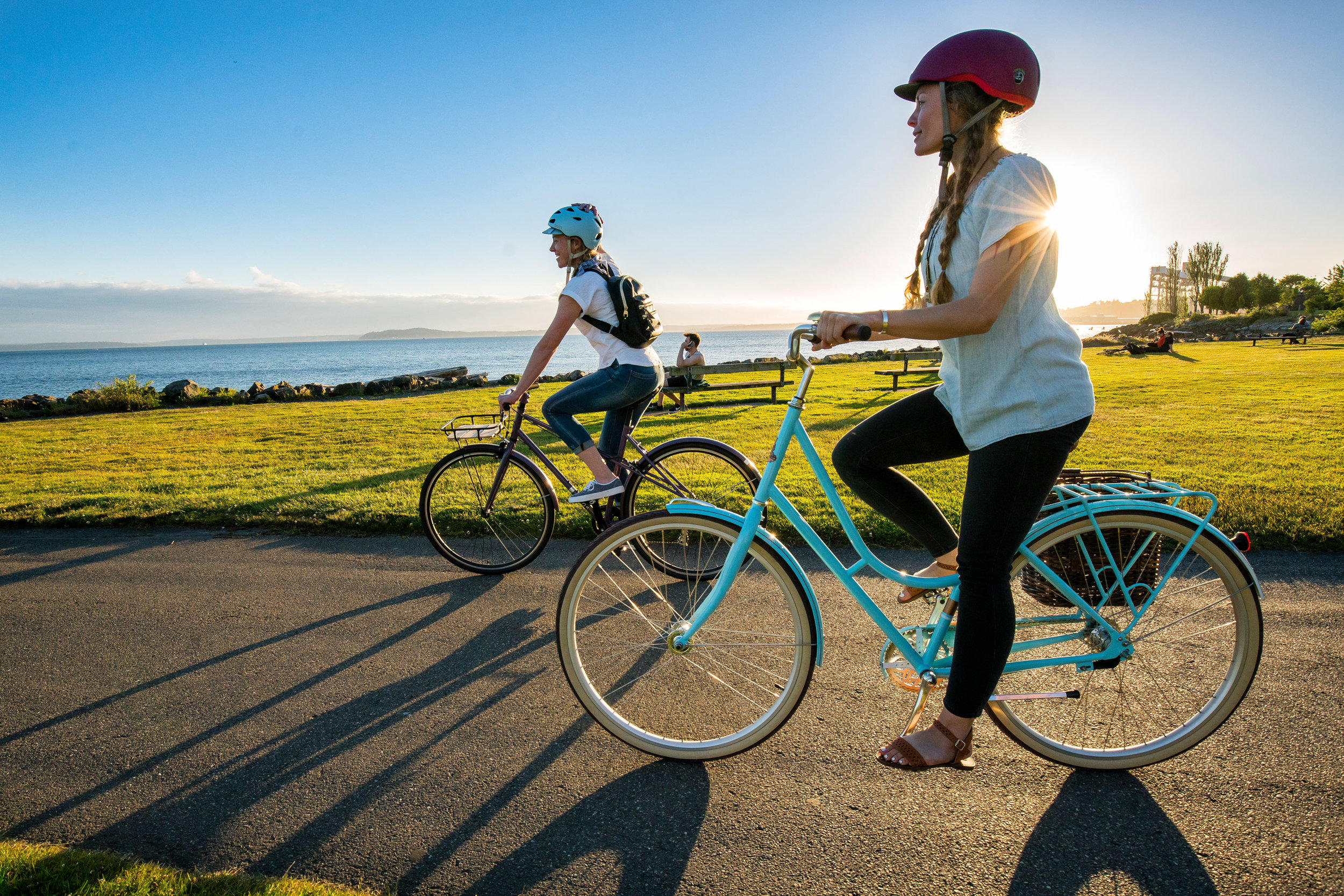  Lifestyle: A group of friends take a break from biking along the Seattle waterfront, Olympic Sculpture Park, Seattle 