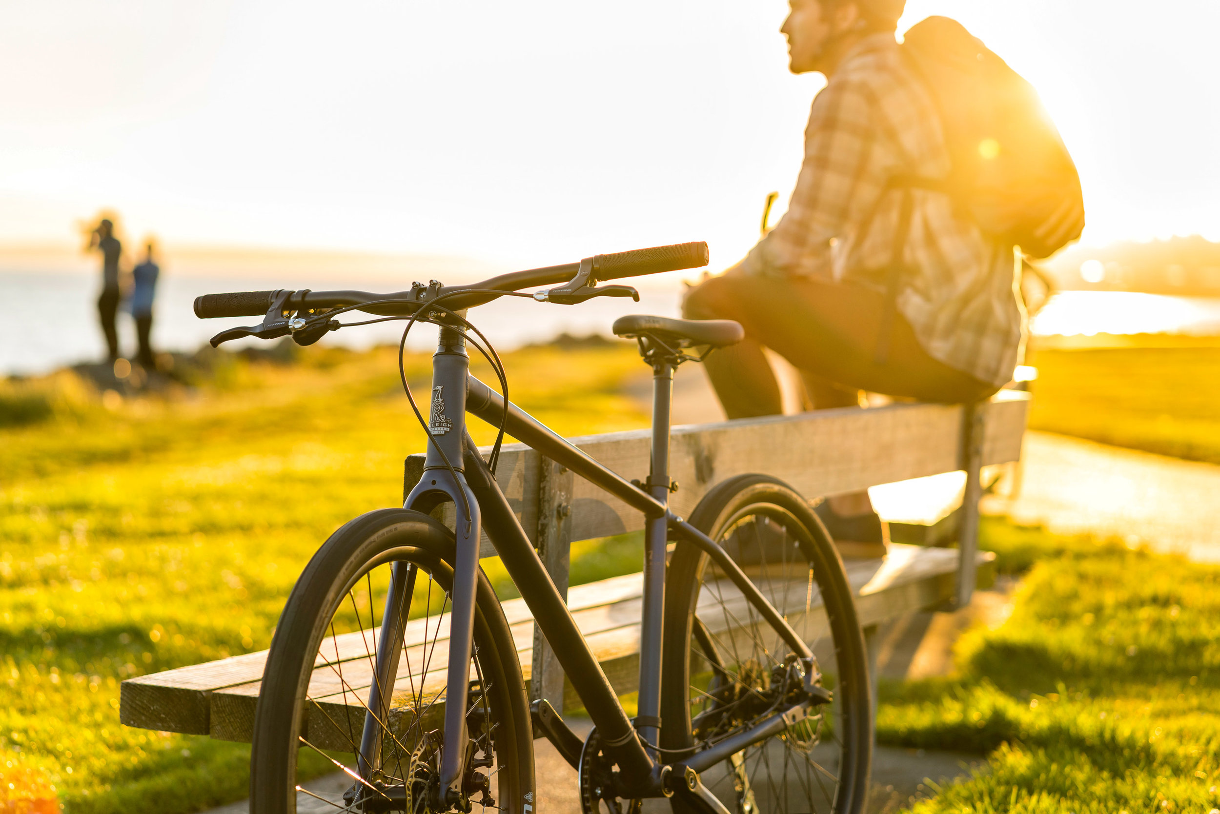  Lifestyle: A group of friends take a break from biking along the Seattle waterfront, Olympic Sculpture Park, Seattle 