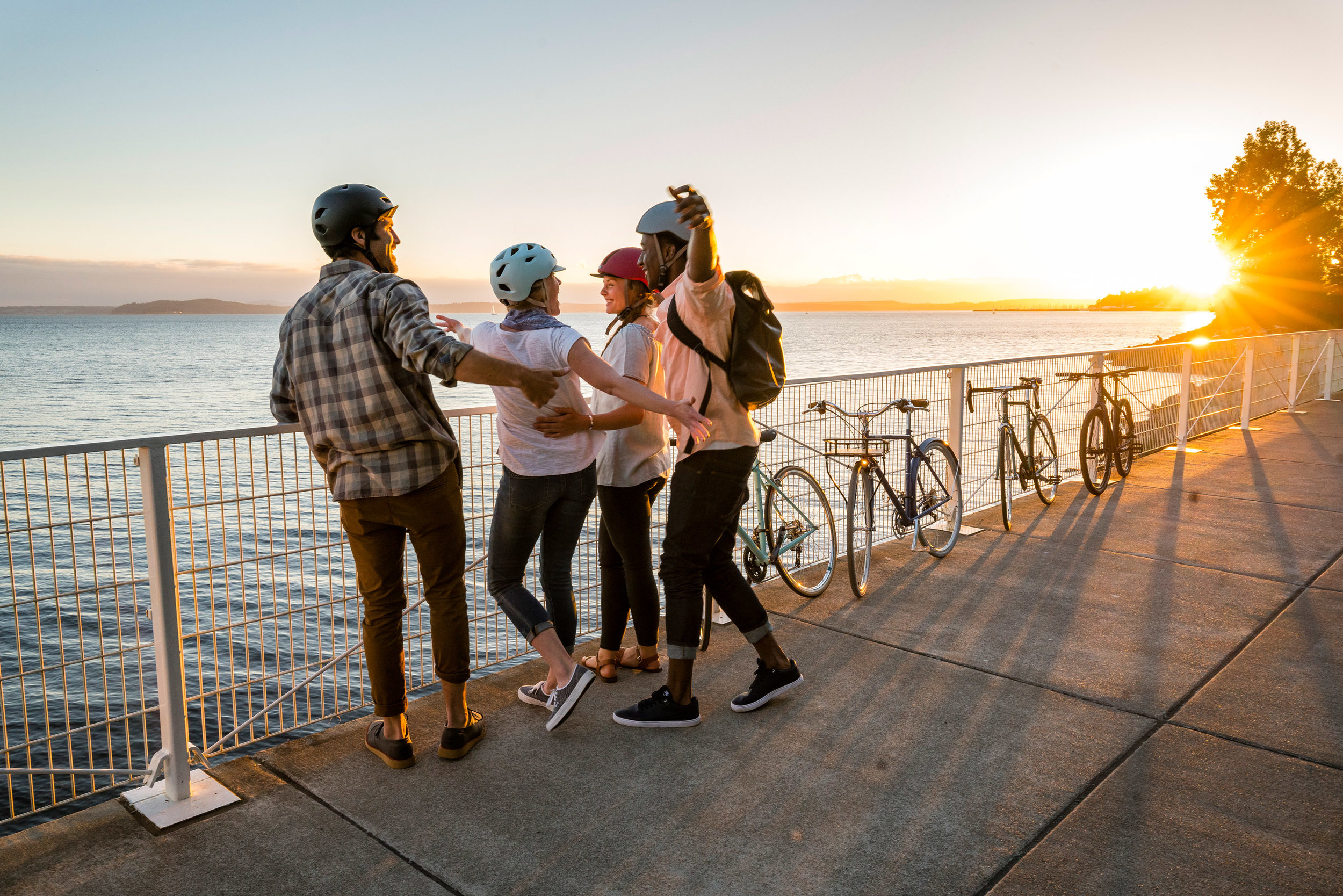  Lifestyle: A group of friends take a break from biking along the Seattle waterfront, Olympic Sculpture Park, Seattle 