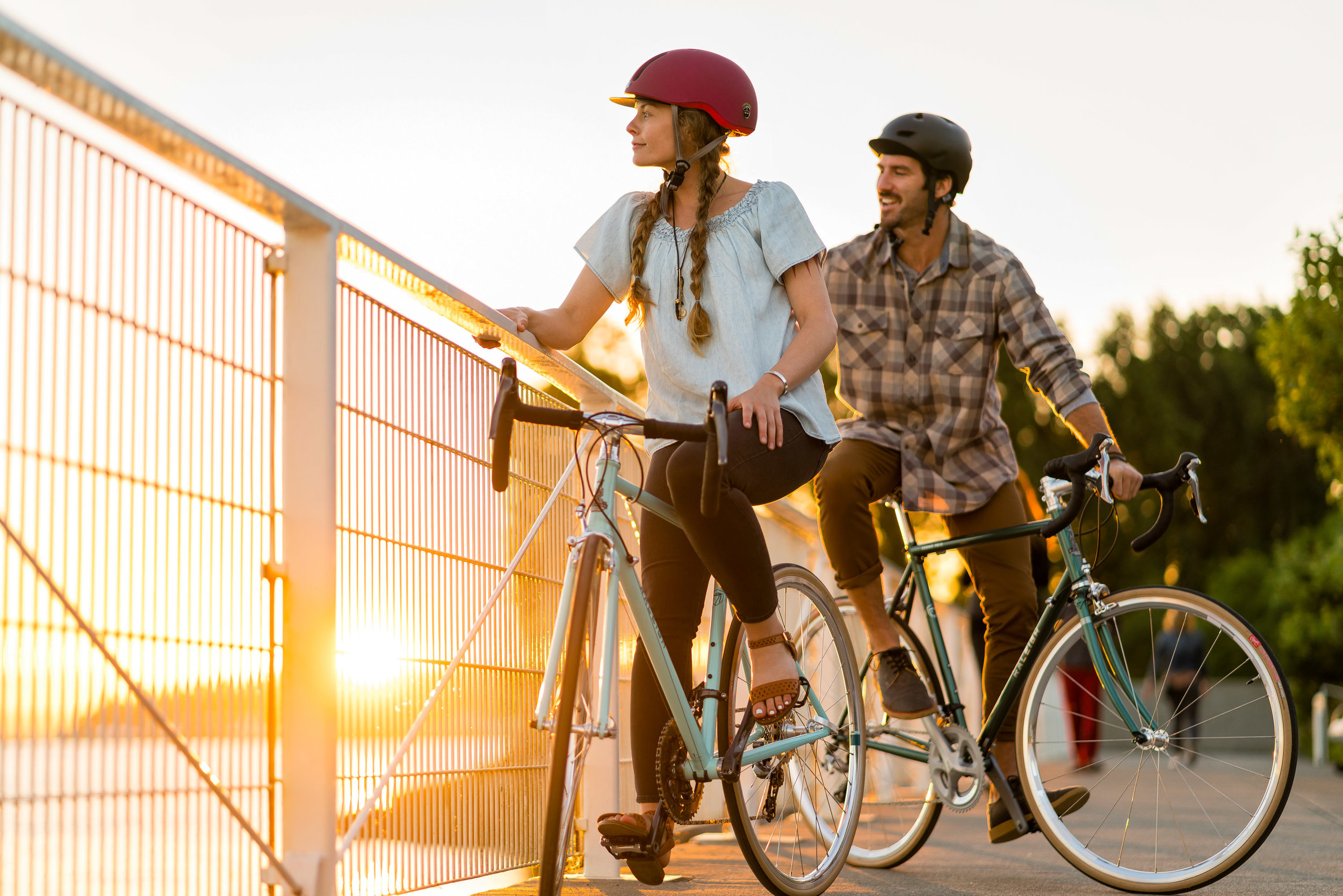  Lifestyle: A group of friends take a break from biking along the Seattle waterfront, Olympic Sculpture Park, Seattle 