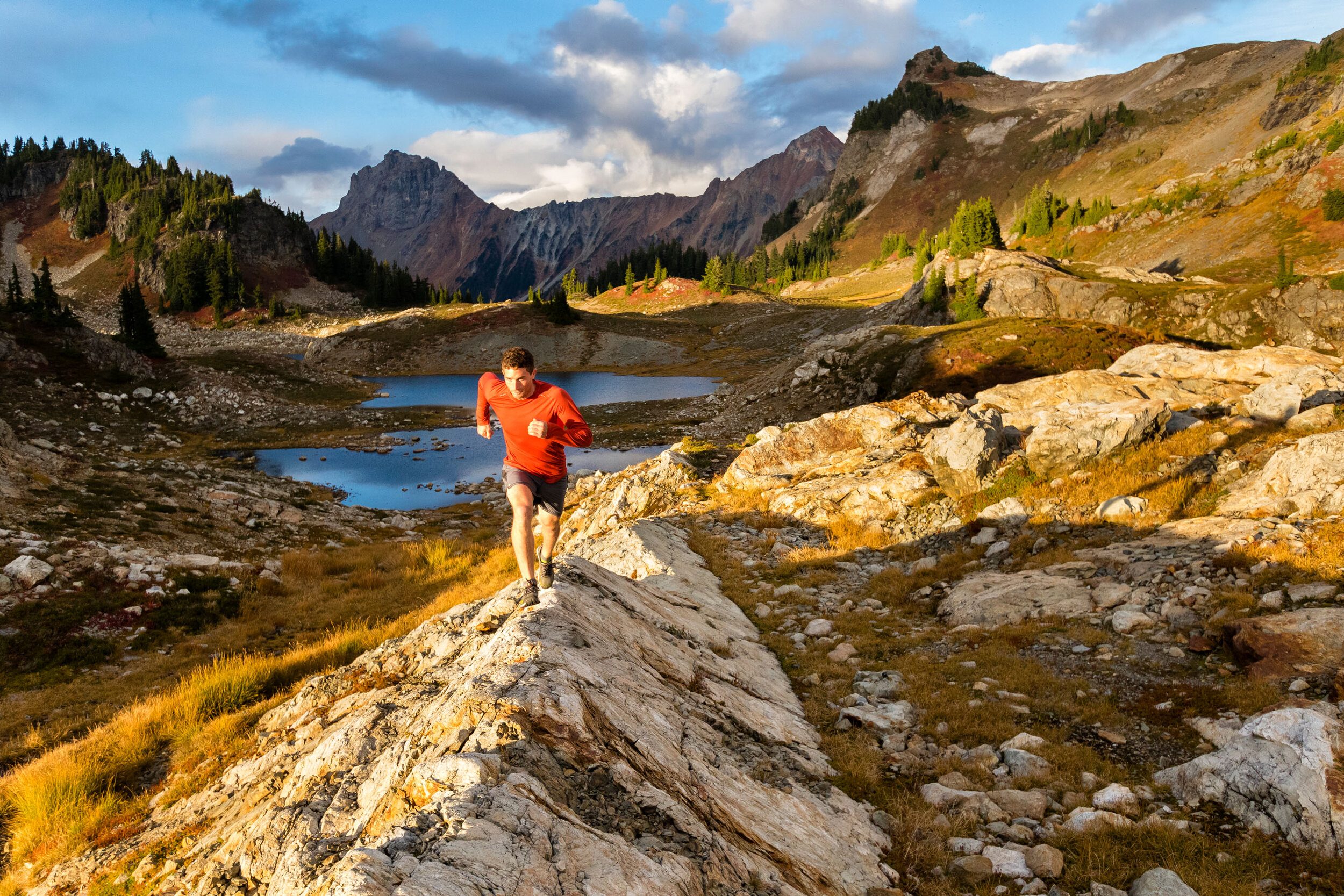  Adventure: Alex Aizenman trail running at Yellow Aster Butte in the North Cascades in autumn, Washington 