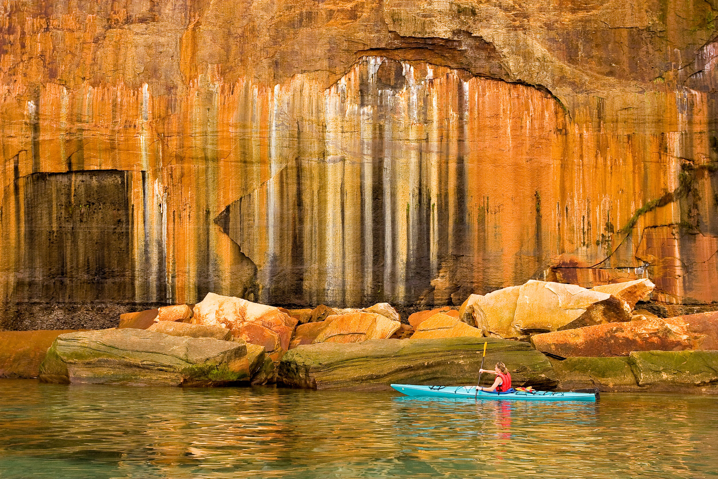 Adventure: Jane Matera kayaking along the cliffs of Pictured Rocks National Lakeshore, Lake Superior, Upper Peninsula, Michigan 