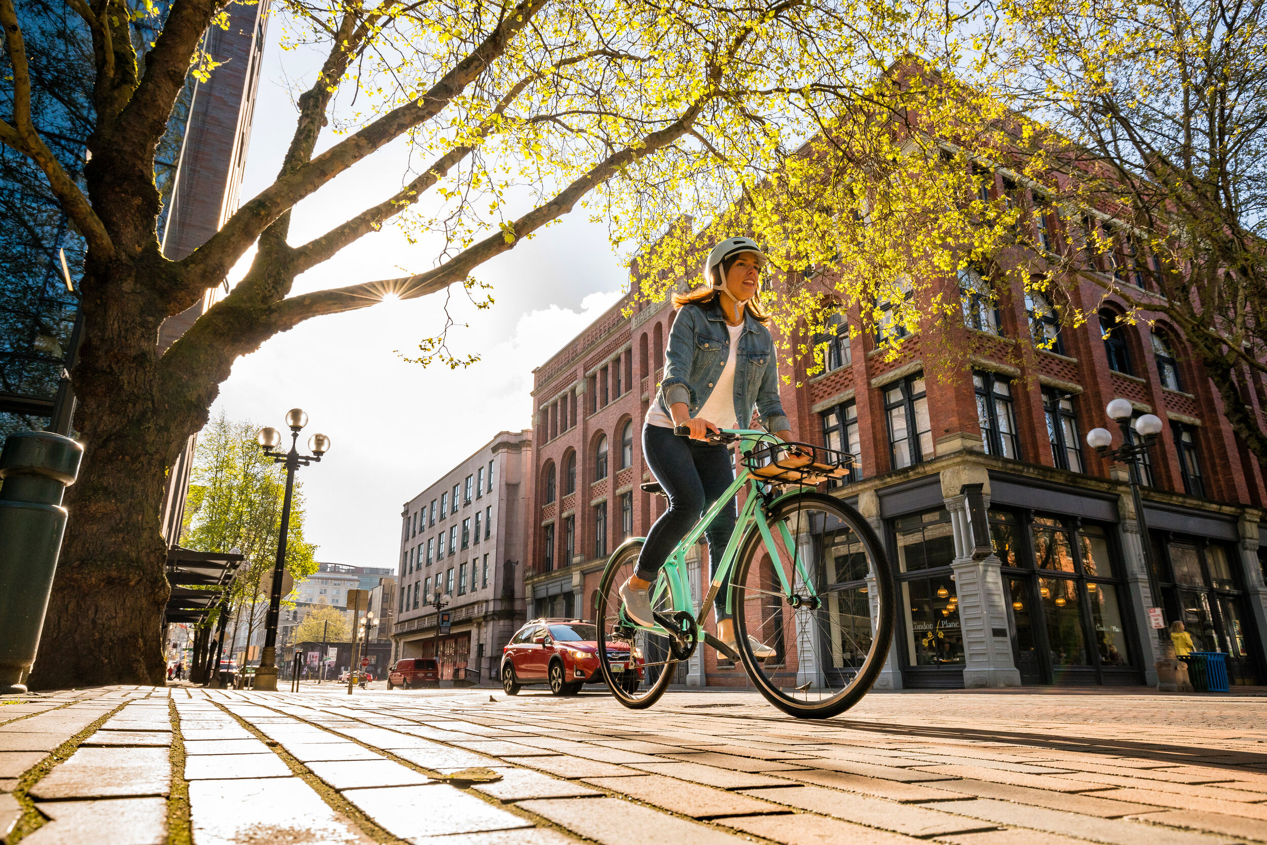  Lifestyle: Urban lifestyle and biking in Pioneer Square, downtown Seattle, Washington 