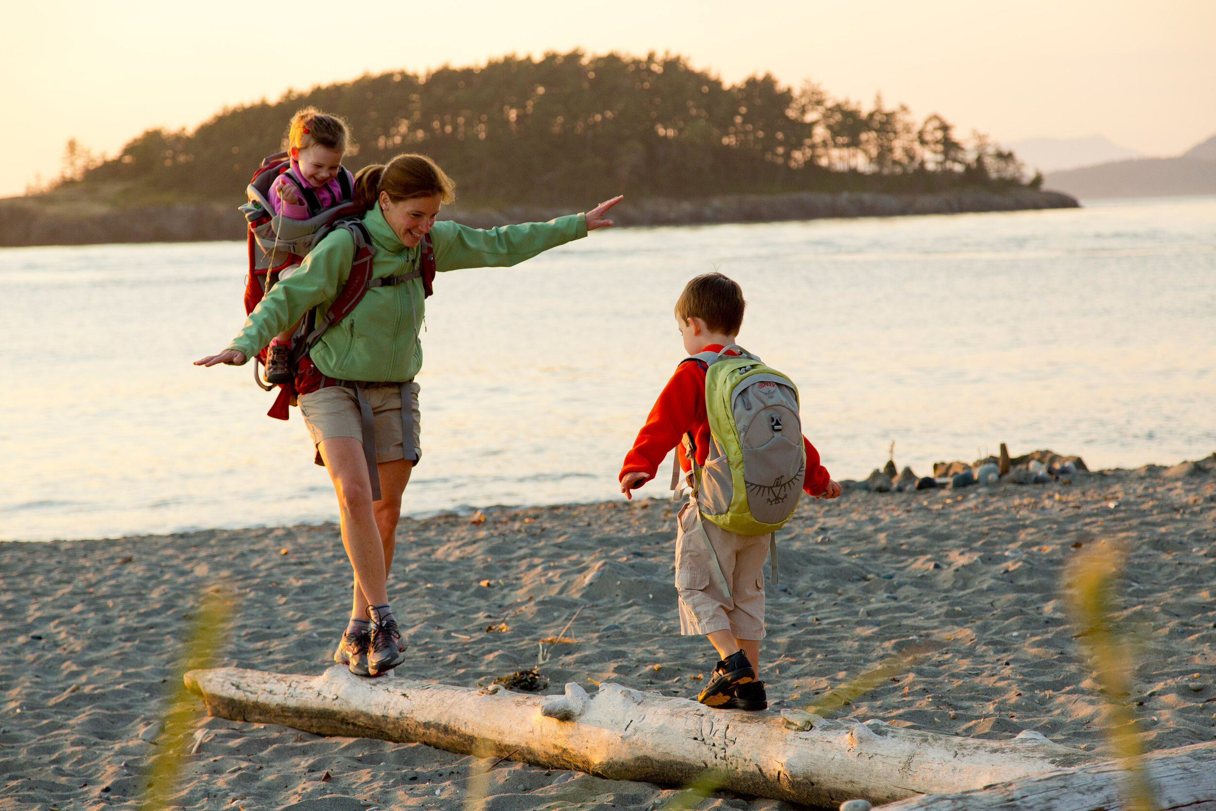  Lifestyle: Jane, Jackson and Sophie Matera hiking on the beach, Deception Pass State Park 