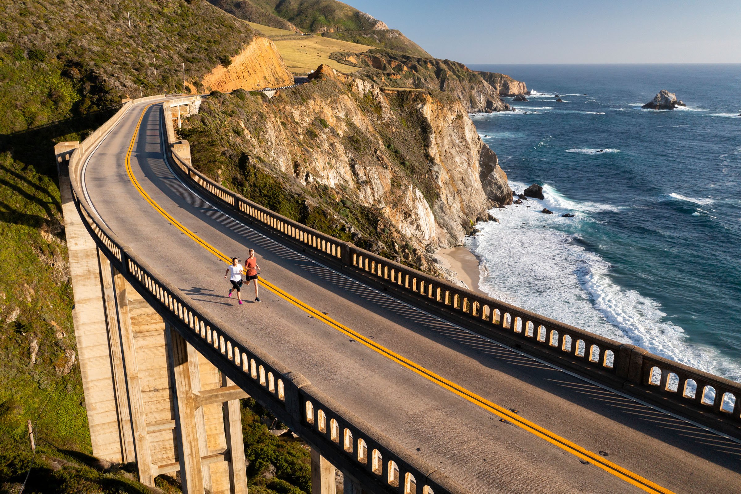  Lifestyle: Aerial view of runners on the Bixby Creek Bridge, Big Sur, California 