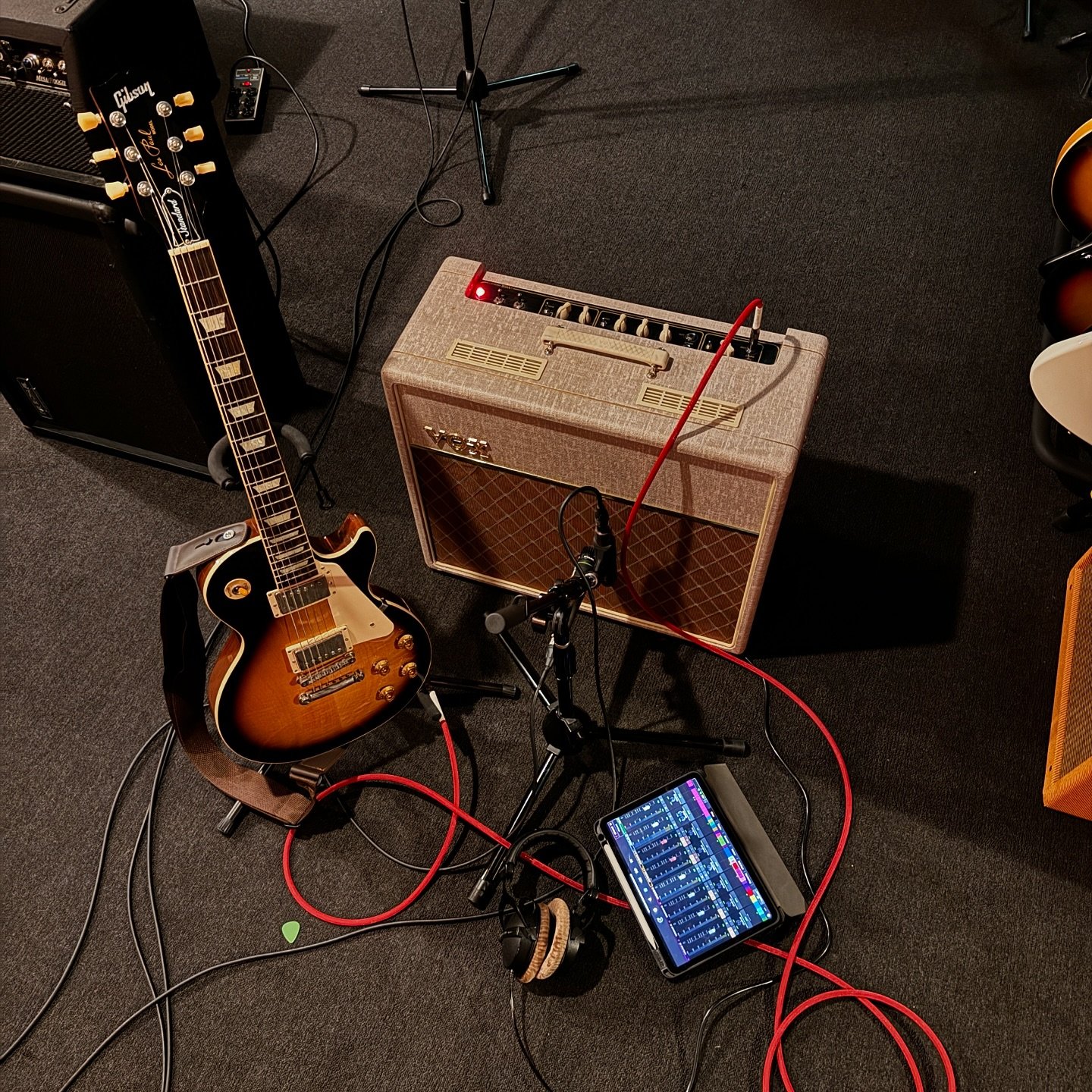 NEW guitar tone snob level UNLOCKED - Just picked up this hand-wired Vox AC15 loaded with an Alnico Blue. Pairs well with my 50s Les Paul, a Royer 121/Shure 57 combo, into a Chandler TG2. My friends in @humbandofficial taught me this little tone hack