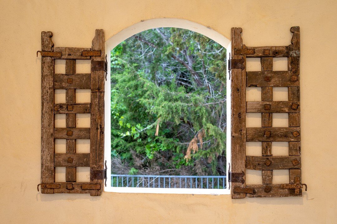 Reclaimed wood shutters with custom fabricated hinges we recently installed to frame an outdoor window along a walkway.⠀⠀⠀⠀⠀⠀⠀⠀⠀
#reclaimed #reclaimedwood #customwoodworking #woodshutters #customfinishes ⠀⠀⠀⠀⠀⠀⠀⠀⠀
#rusticdesign #garzamade