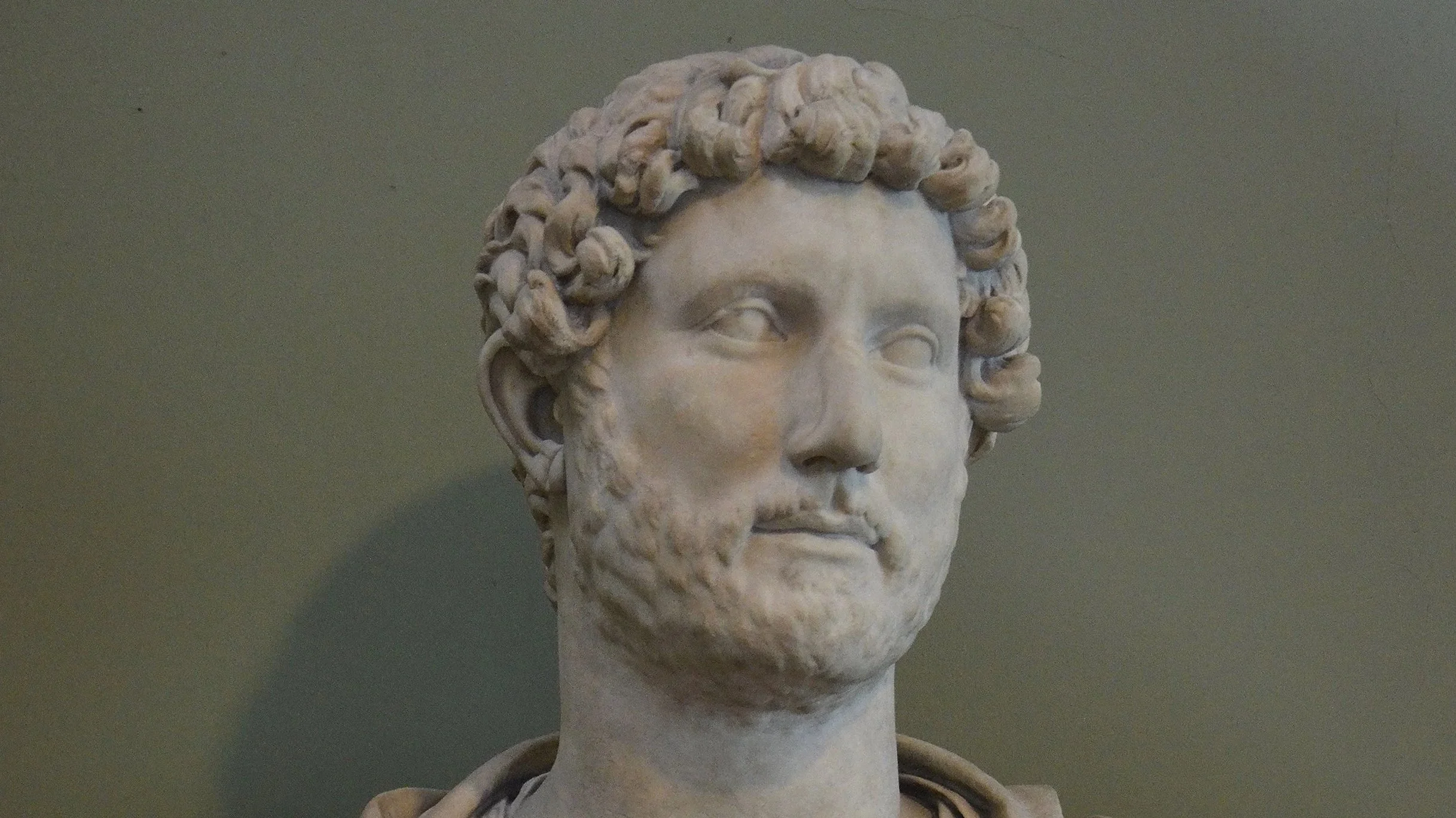 Marble_bust_of_the_emperor_Hadrian_wearing_military_dress,_from_the_Pantanello_at_Hadrian’s_Villa,_AD_117-118,_British_Museum_(14242918601).jpg