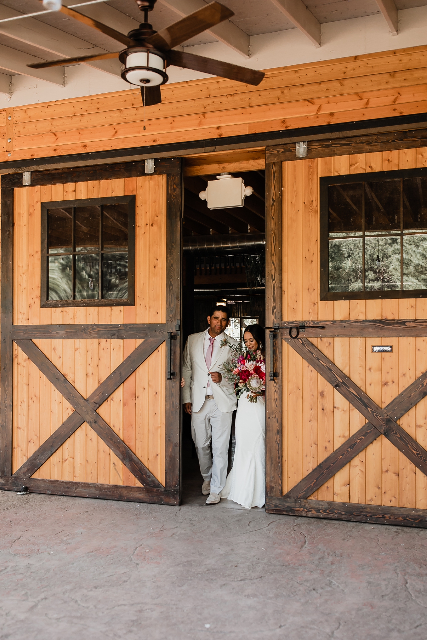 Alicia+lucia+photography+-+albuquerque+wedding+photographer+-+santa+fe+wedding+photography+-+new+mexico+wedding+photographer+-+new+mexico+wedding+-+new+mexico+wedding+-+barn+wedding+-+enchanted+vine+barn+wedding+-+ruidoso+wedding_0090.jpg