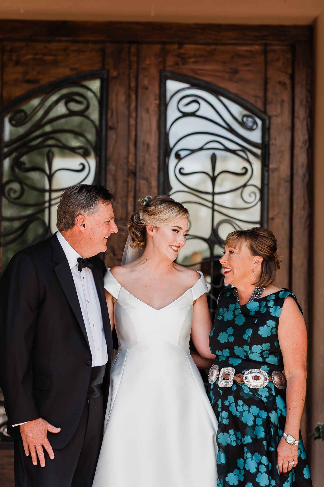 Alicia+lucia+photography+-+albuquerque+wedding+photographer+-+santa+fe+wedding+photography+-+new+mexico+wedding+photographer+-+new+mexico+wedding+-+las+campanas+wedding+-+santa+fe+wedding+-+maximalist+wedding+-+destination+wedding_0074.jpg