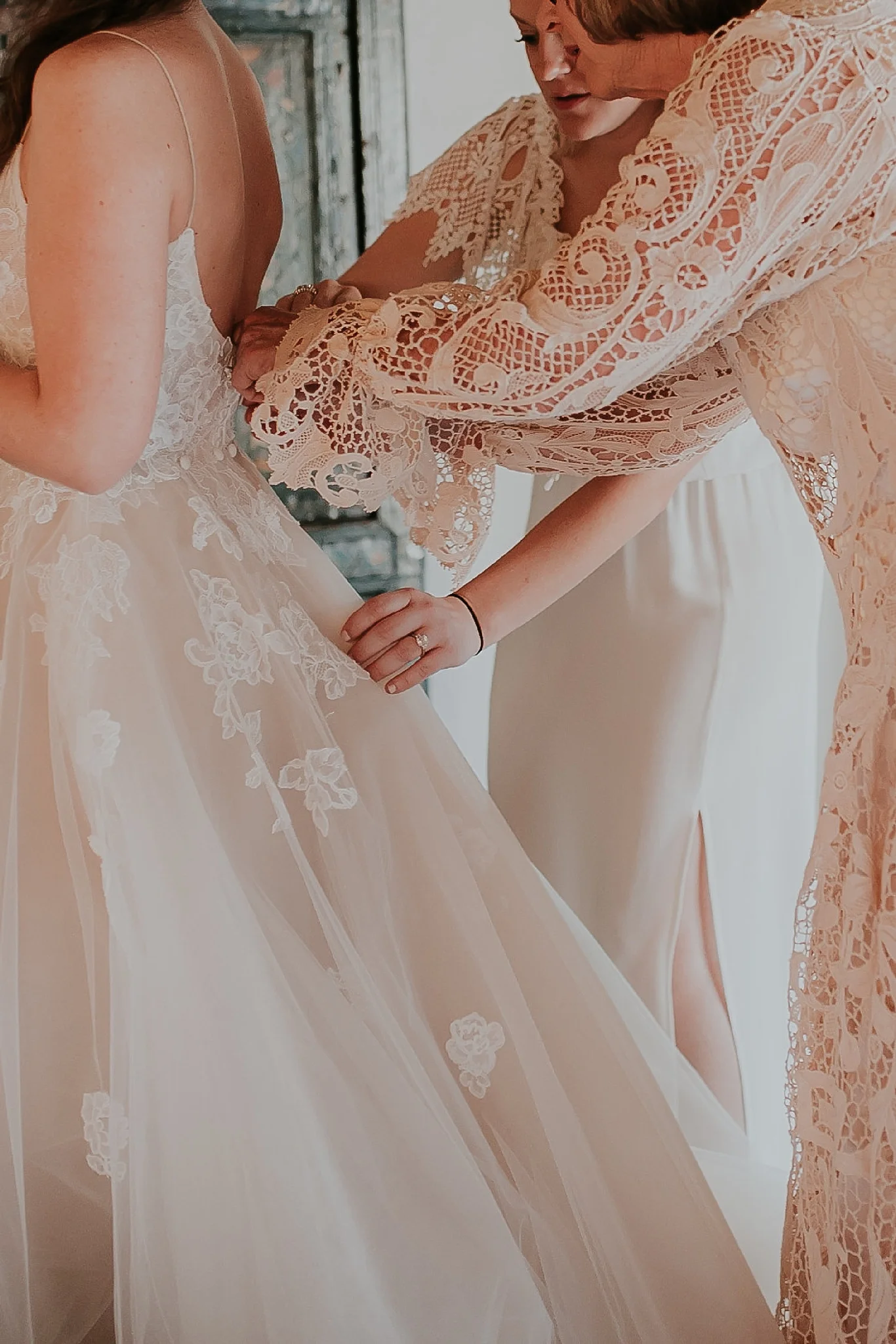 Alicia+lucia+photography+-+albuquerque+wedding+photographer+-+santa+fe+wedding+photography+-+new+mexico+wedding+photographer+-+new+mexico+wedding+-+wedding+gowns+-+bridal+gowns+-+a+line+wedding+gown_0062.jpg