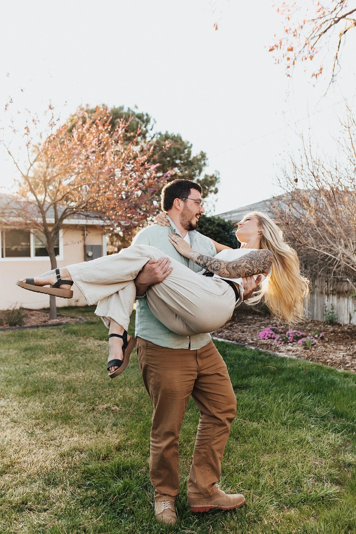 Alicia+lucia+photography+-+home+-+engagement+-+southwest+engagement+-+backyard+wedding_0017.jpg