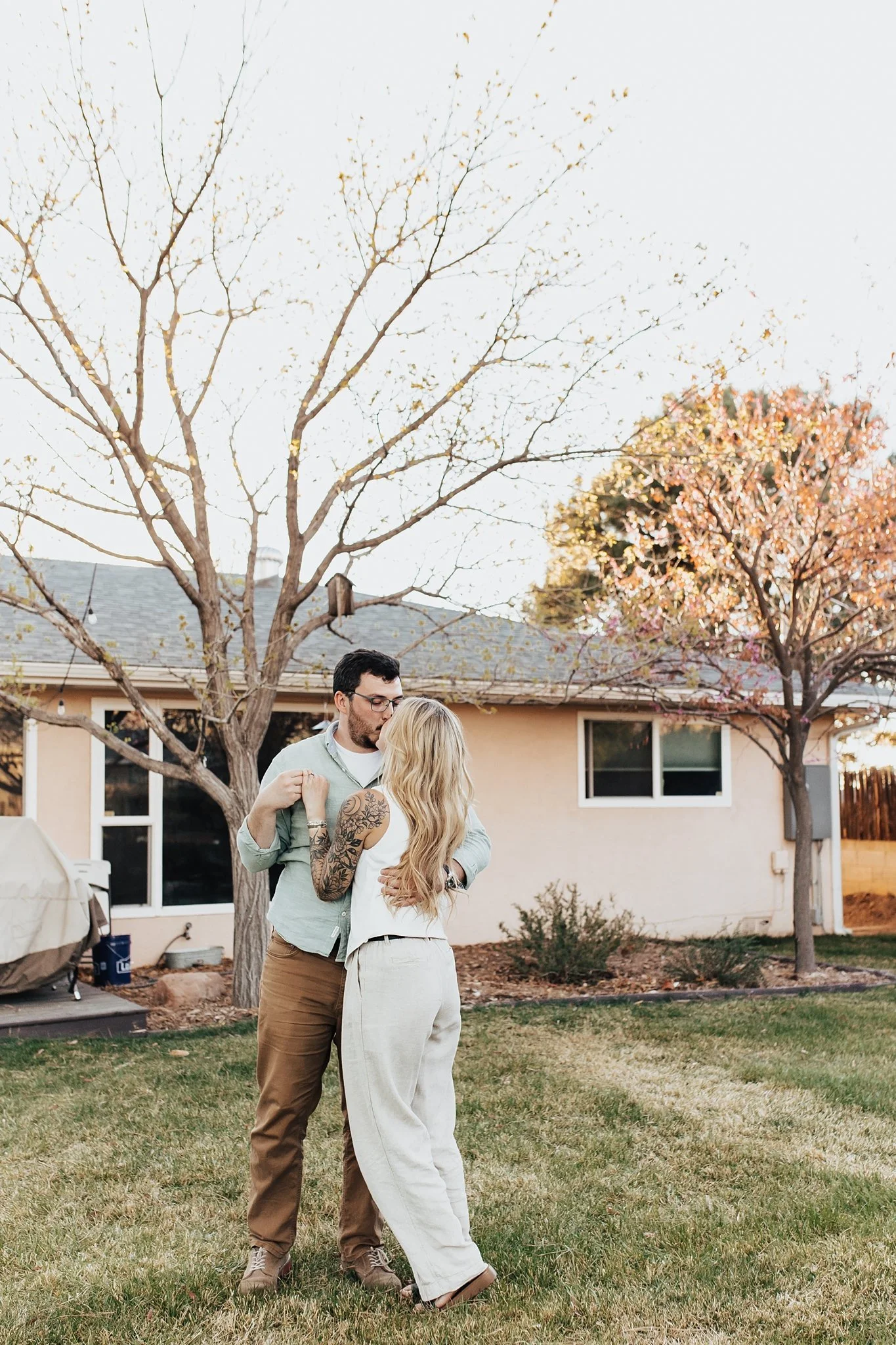 Alicia+lucia+photography+-+home+-+engagement+-+southwest+engagement+-+backyard+wedding_0030.jpg