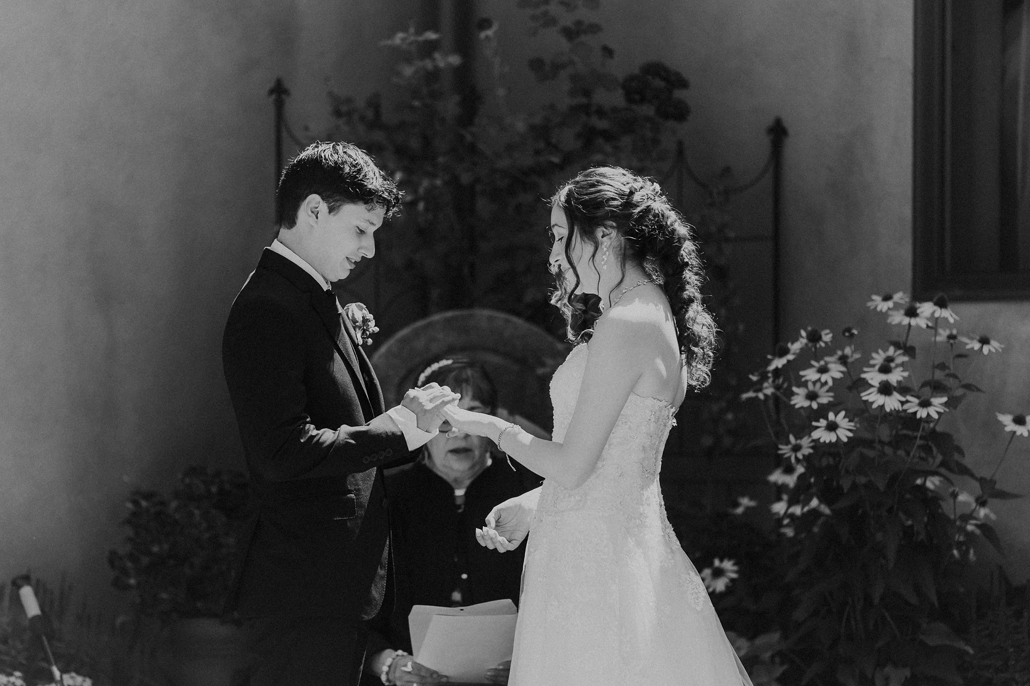 Alicia+lucia+photography+-+taos+wedding+-+backyard+wedding+-+angel+fire+wedding_0034.jpg