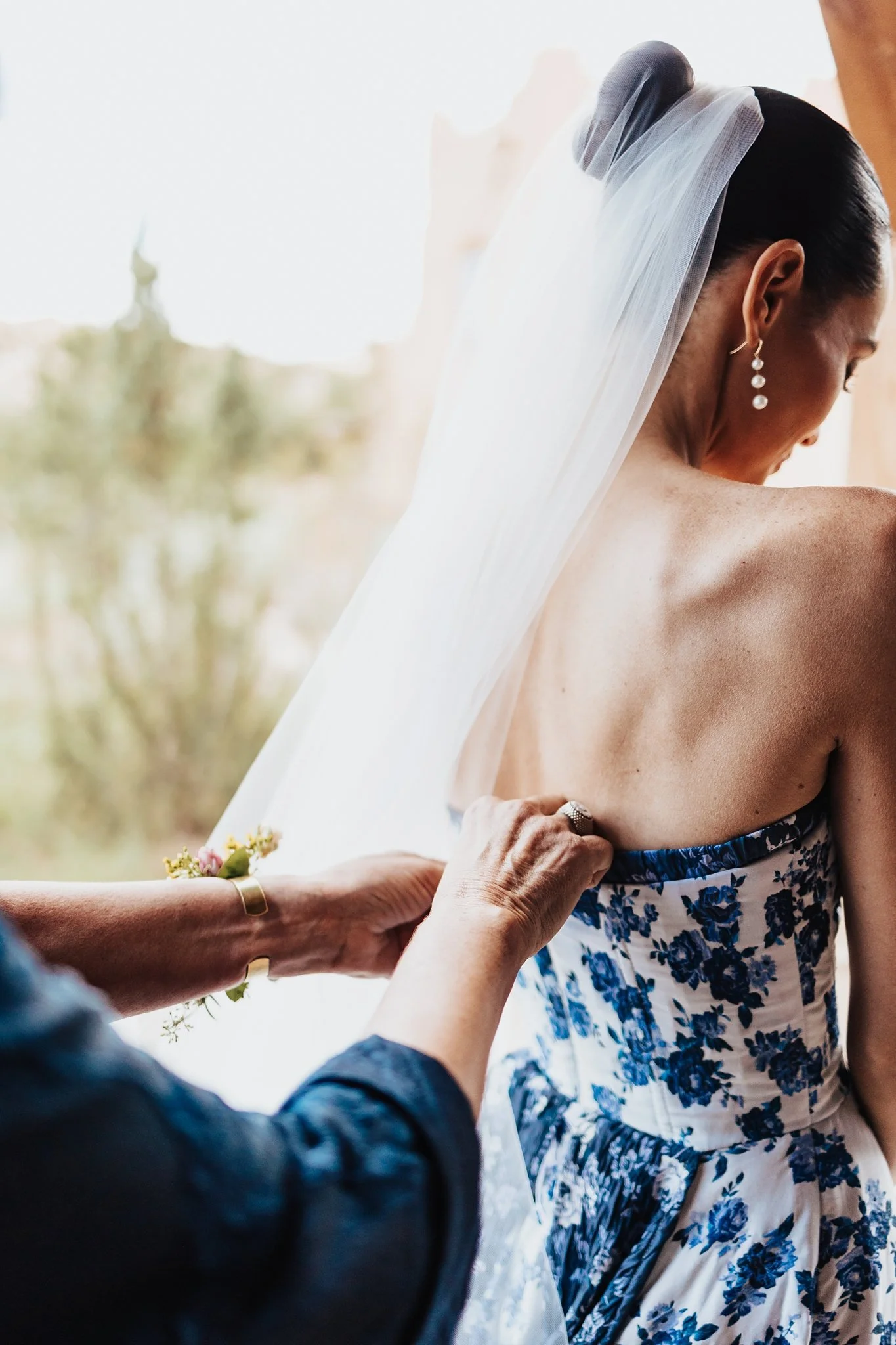 Alicia+lucia+photography+-+bishops+lodge+-+bishops+lodge+wedding+-+southwest+wedding_0012.jpg