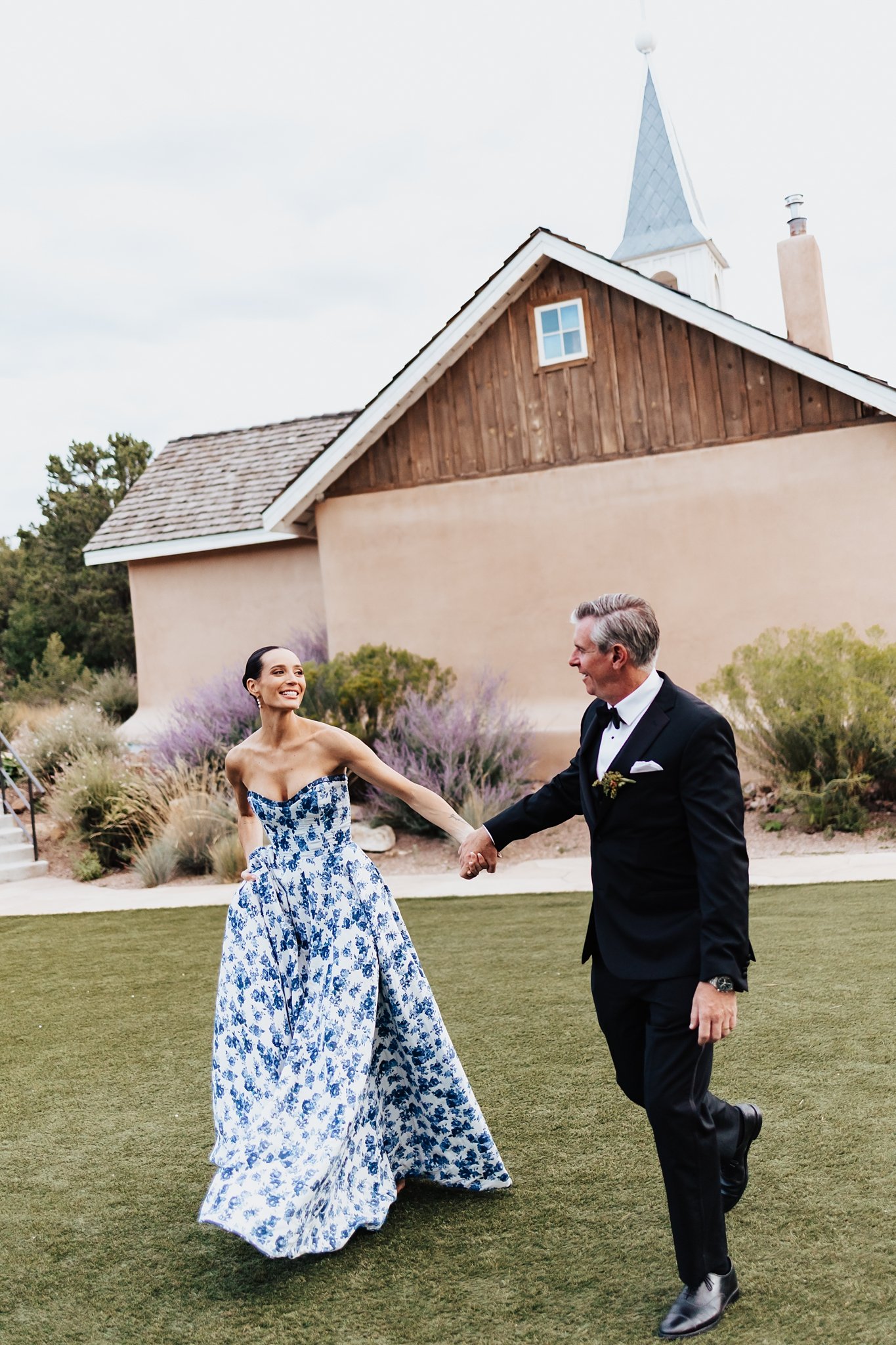 Alicia+lucia+photography+-+bishops+lodge+-+bishops+lodge+wedding+-+southwest+wedding_0096.jpg