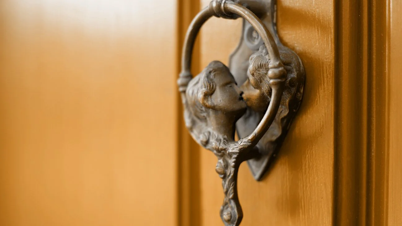 door-knocker-two-people-couple-kissing-1296x728-header.jpg