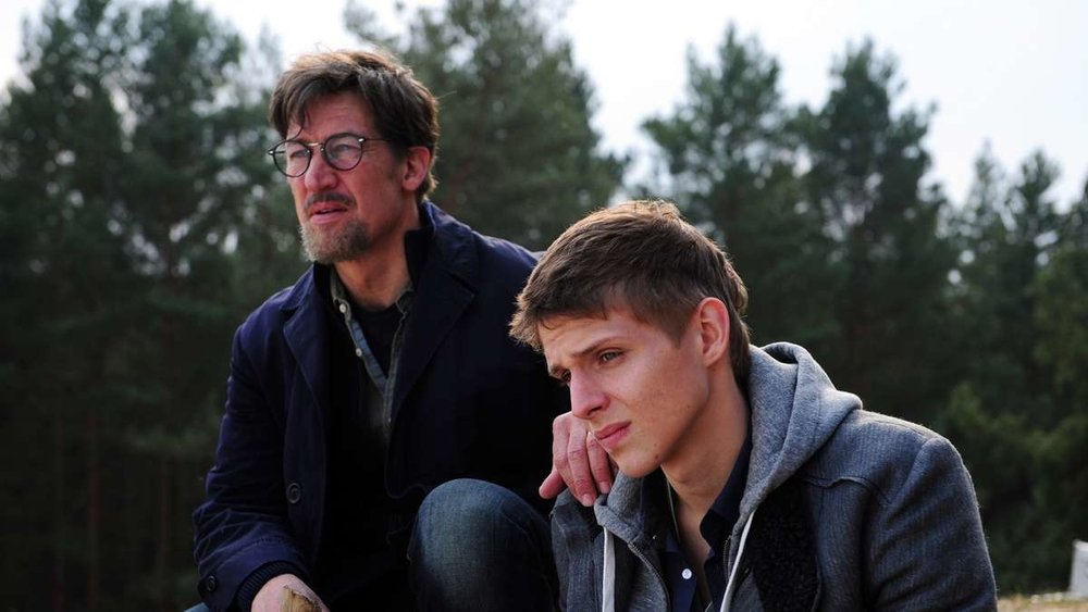 Claus Jansen (Tobias Moretti) entfernt sich von seinem Sohn Sebastian (Merlin Rose)