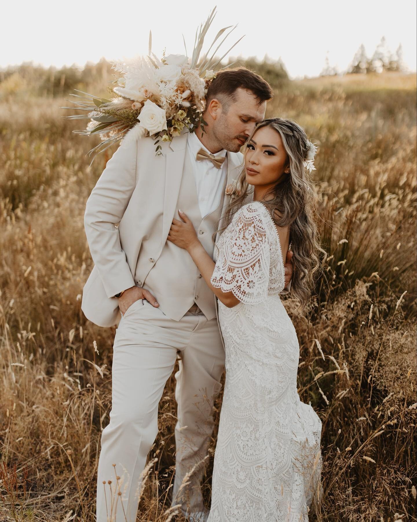 Realene &amp; Matt&rsquo;s wedding was a collection of golden fields and  flowing fabrics, their love overshadowing even the most exquisite details. Congratulations to you both! 🔥❤️💍 .
.
.
.
.
.
#seattleweddingphotography #seattlewedding #weddingvi