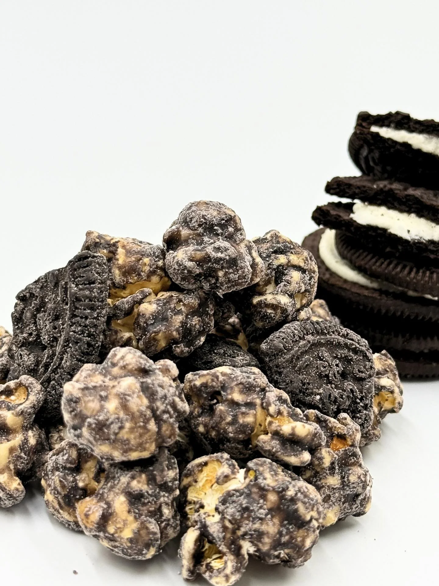 a dreeeeam 🤩 Cookies &amp; Cream is made of chocolate and vanilla infused popcorn in a blanket of rich chocolate mixed with chocolate cookies