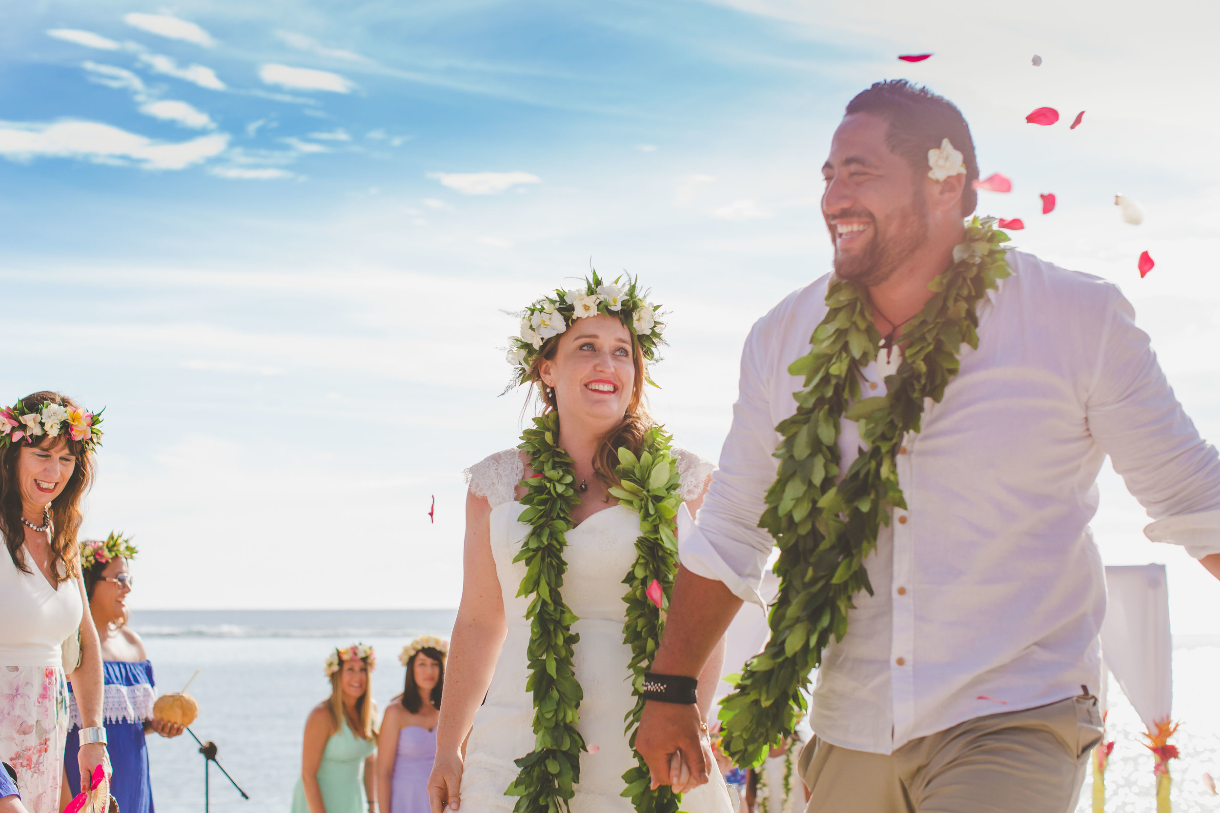 Beach wedding Cook Islands confetti