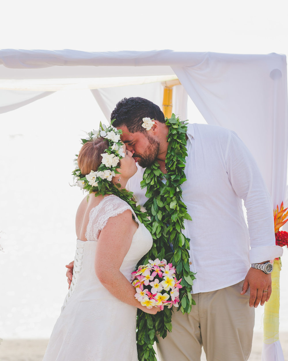 Wedding kiss Beach wedding Cook Islands 