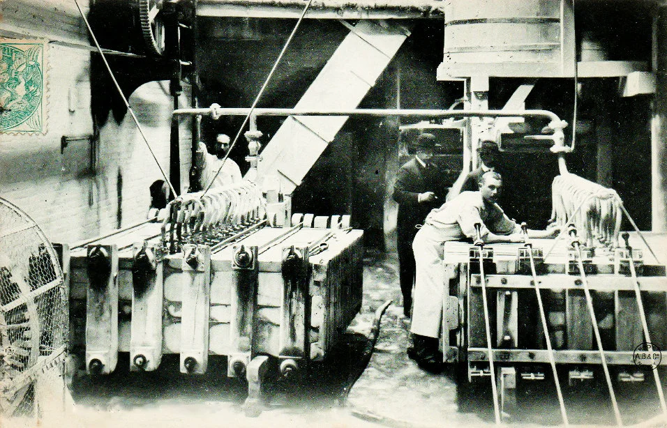  Faiencerie Longchamp - Les presses à terre 