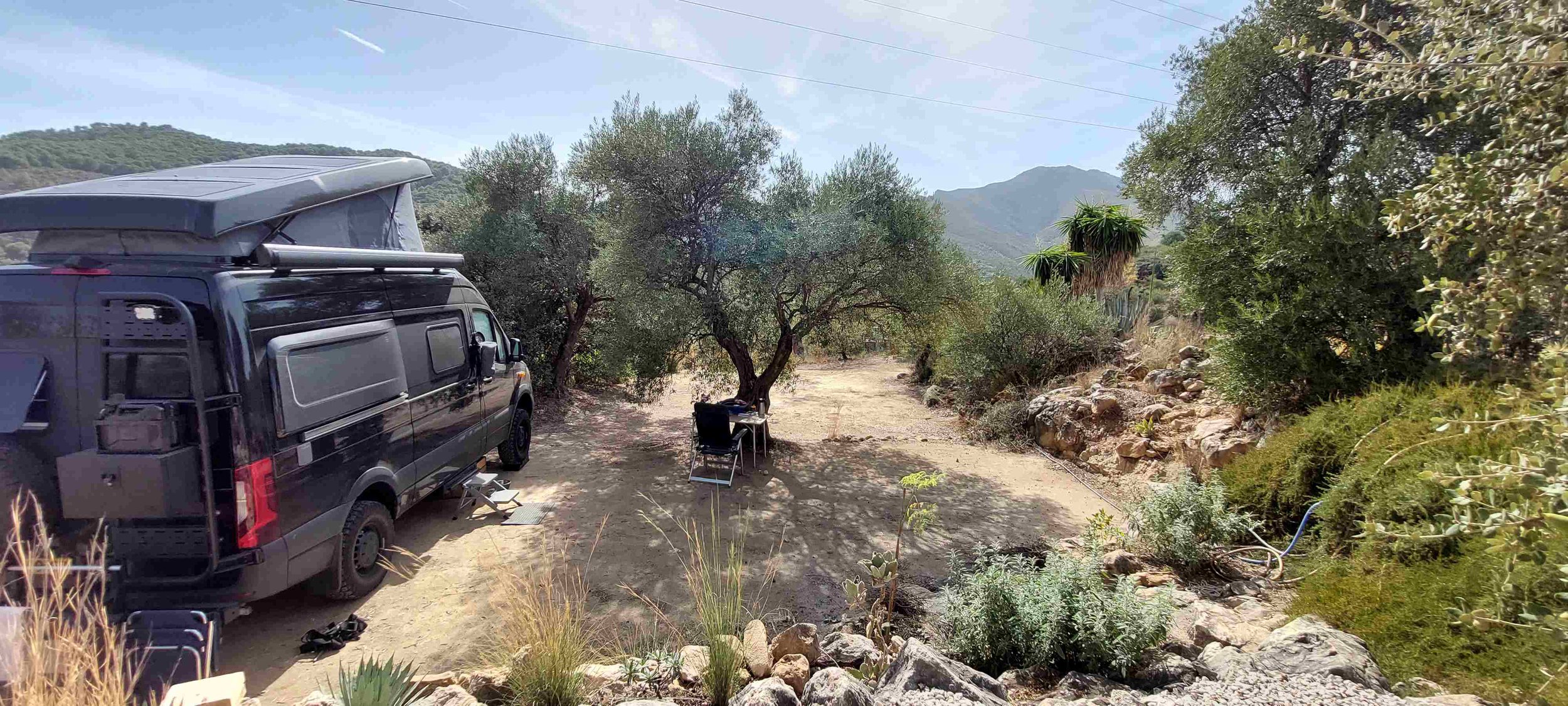 4x4 camper op kampeerplaats Santa Fé, Finca Lagarto mini camping, Andalucia.jpg