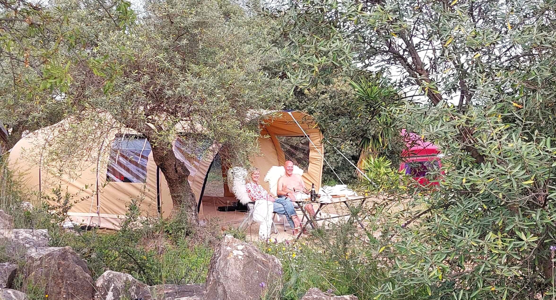 relaxen+voor+de+tent.jpg