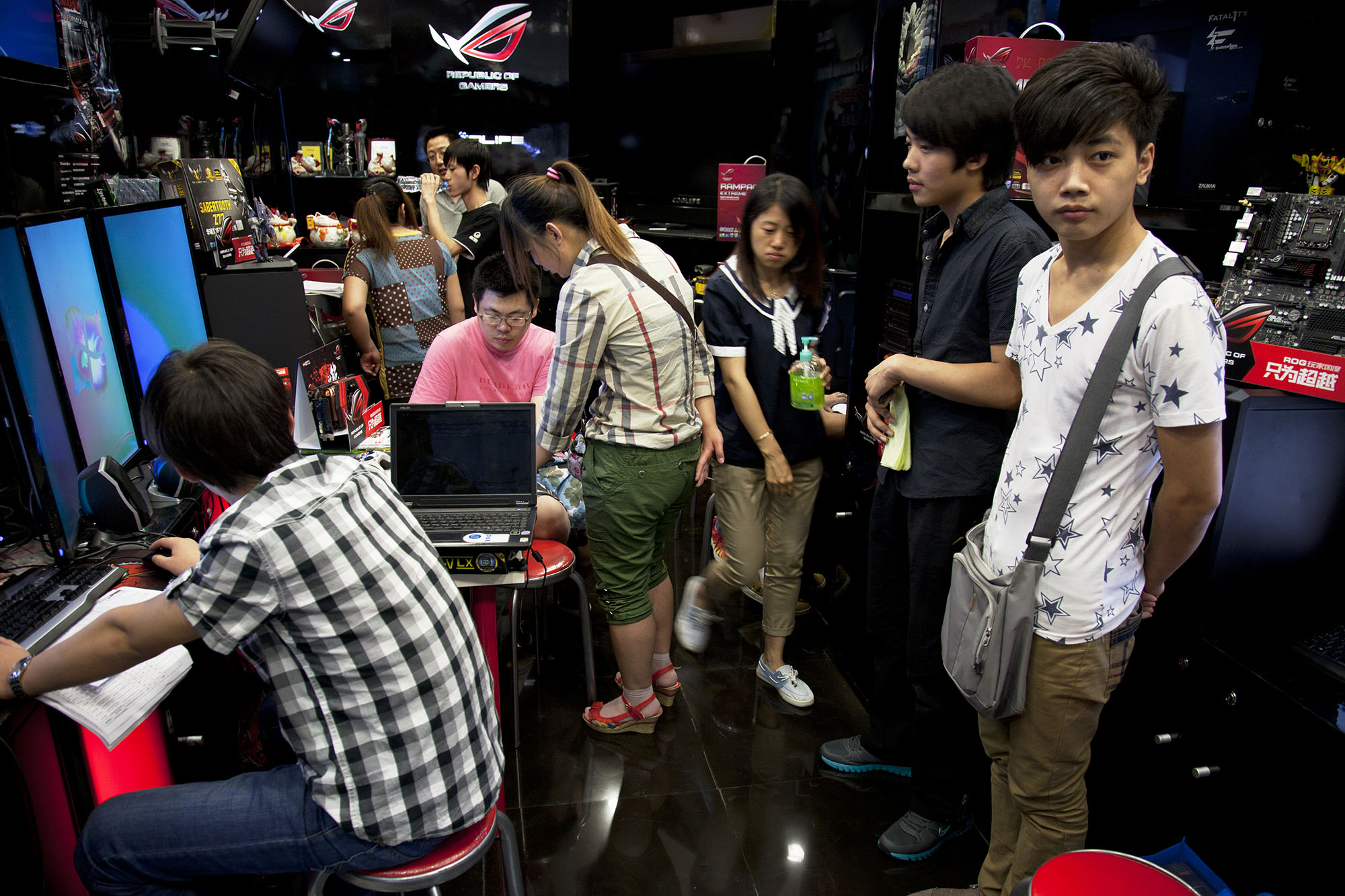  Computer game geeks inside e-plaza digital square shopping mall at Zhongguancun. 