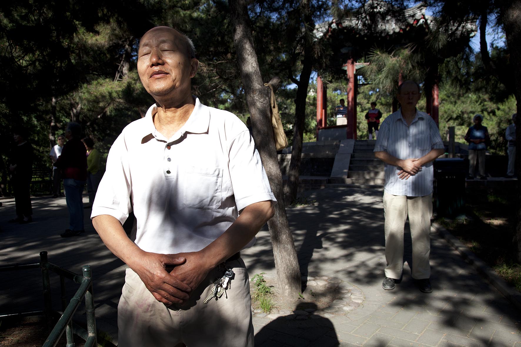  People take their morning exercise of tai chi in Zizhuyuan Park. 