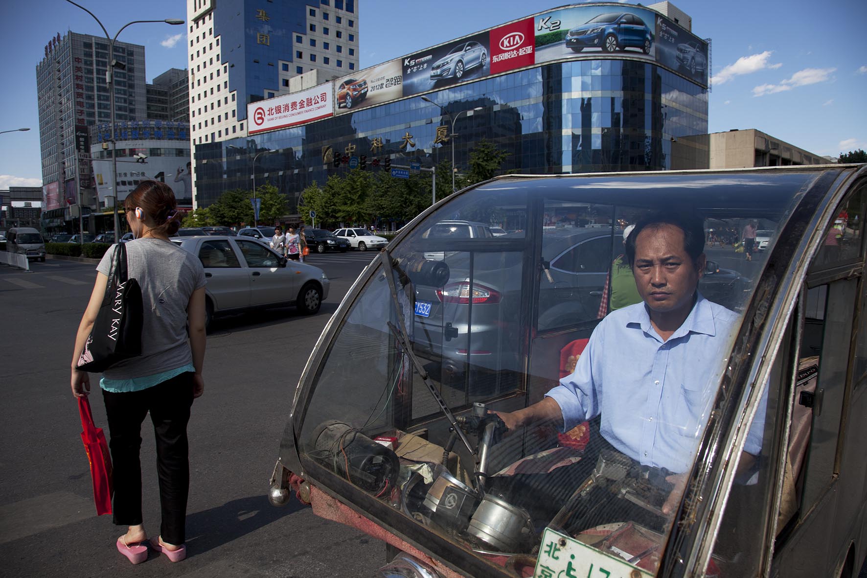  Transport worker passing the shopping malls and offices in Zhongguancun. 