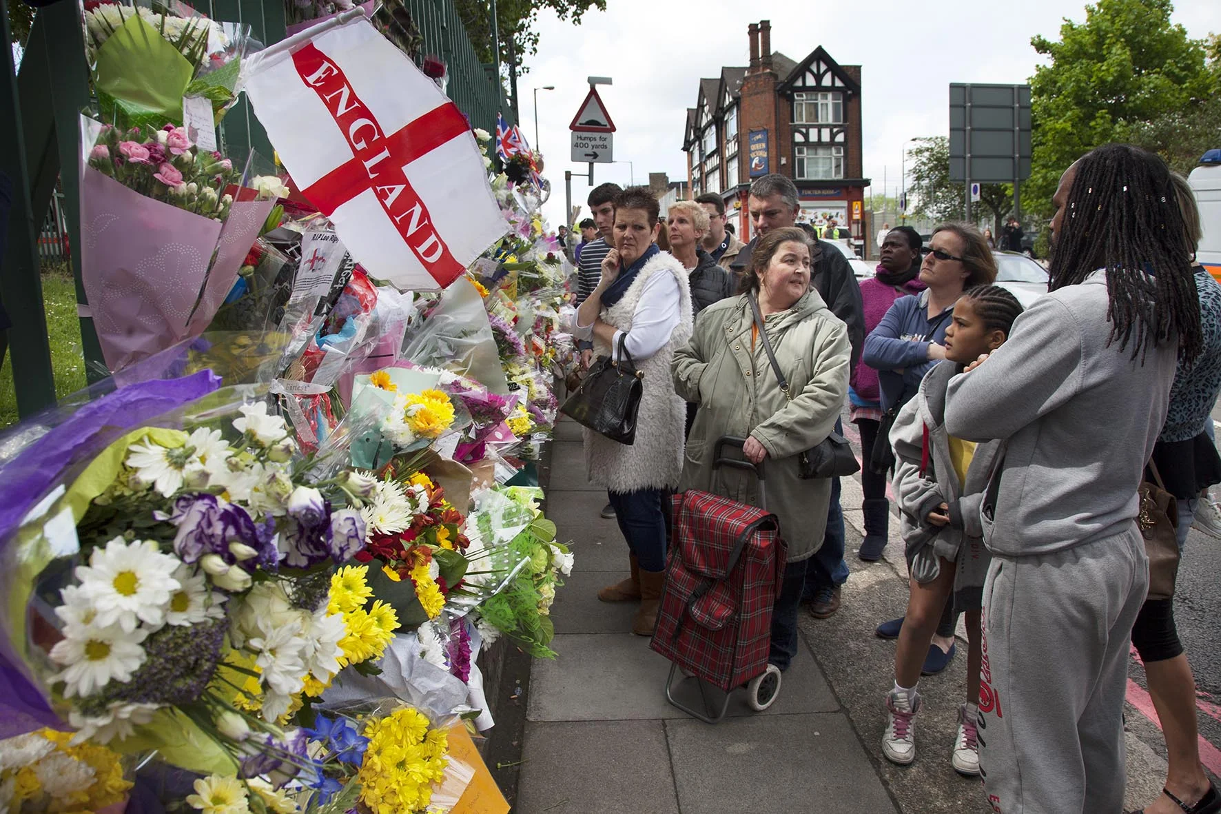Following the murder of drummer Lee Rigby in Woolwich every section of the local community brings flowers and messages of condolence and support. For Die Zeit.