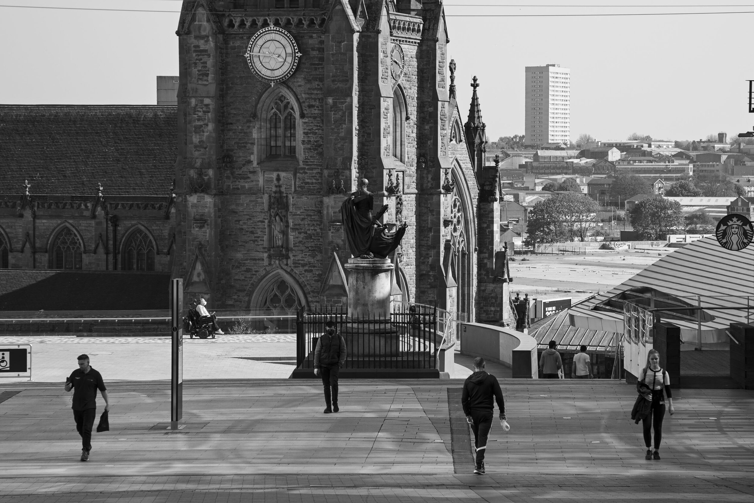  Social distancing in what is normally one of the busiest shopping districts, the Bullring. April 2020. City Centre. 