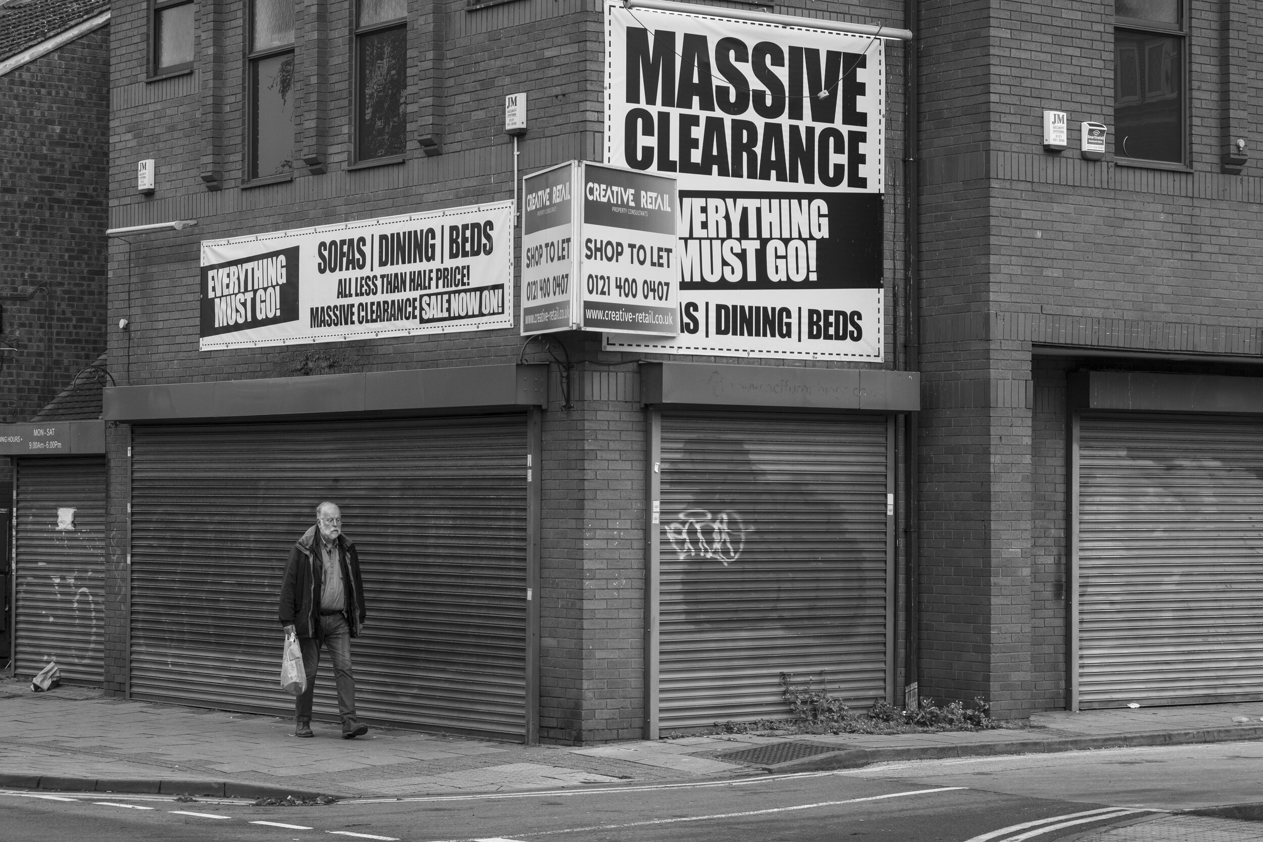  Shutters are down as shops have had to close down during the second national lockdown, with just over a week before the new tier system begins. November 2020. Kings Heath. 